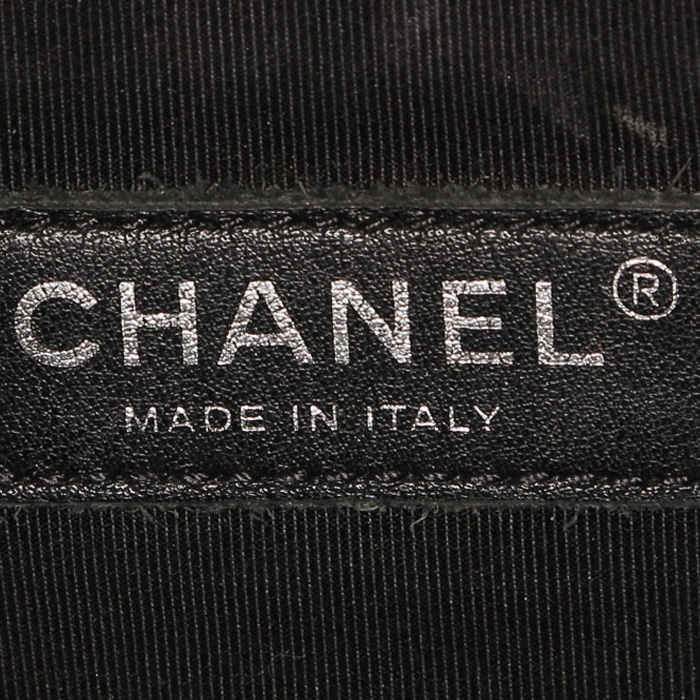 Sac bandoulière Chanel  Boy en cuir matelassé noir - Detail D4