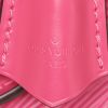 Sac bandoulière Louis Vuitton  Alma BB en cuir épi rose - Detail D4 thumbnail