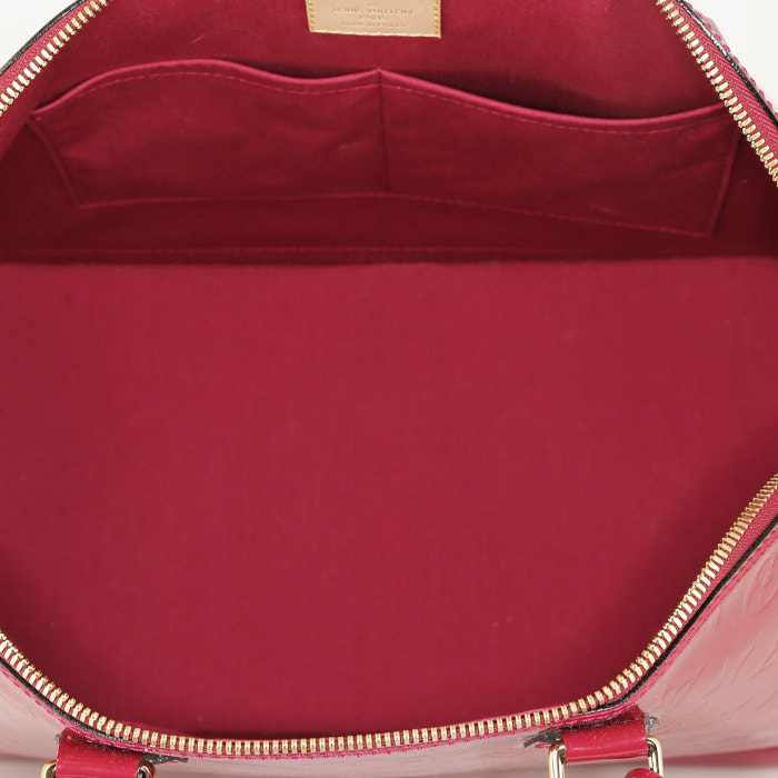 Sac à main Louis Vuitton  Alma en cuir verni monogram rouge - Detail D2