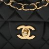 Bolso de mano Chanel  Timeless Classic en cuero acolchado negro - Detail D1 thumbnail