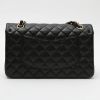 Bolso de mano Chanel  Timeless Classic en cuero acolchado negro - Detail D7 thumbnail