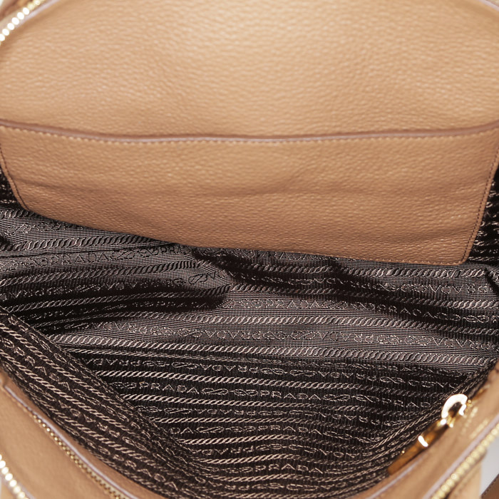 Sac à main Prada   en cuir grainé gold - Detail D3