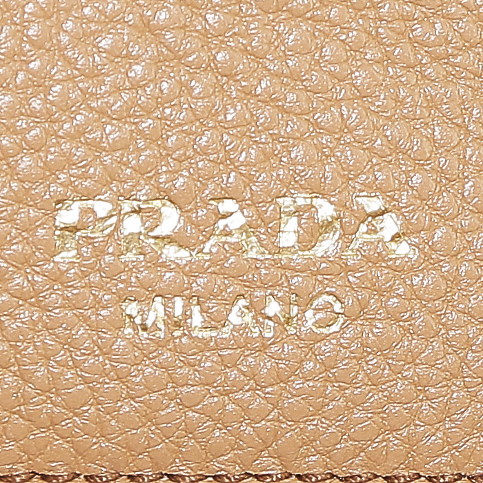 Prada   handbag  in gold grained leather - Detail D4