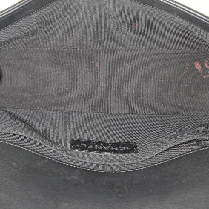 Sac bandoulière Chanel  Boy moyen modèle  en cuir matelassé noir - Detail D3