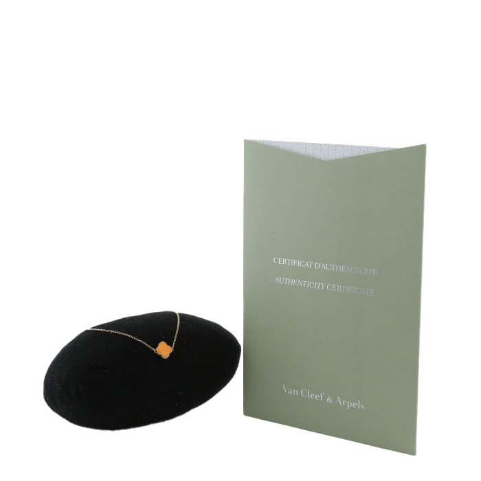 Bracelet Van Cleef & Arpels Sweet Alhambra en or rose et cornaline - Detail D2