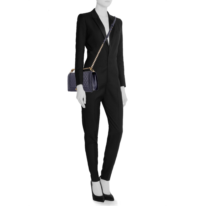 Chanel Boy shoulder bag in navy blue quilted leather - Detail D2