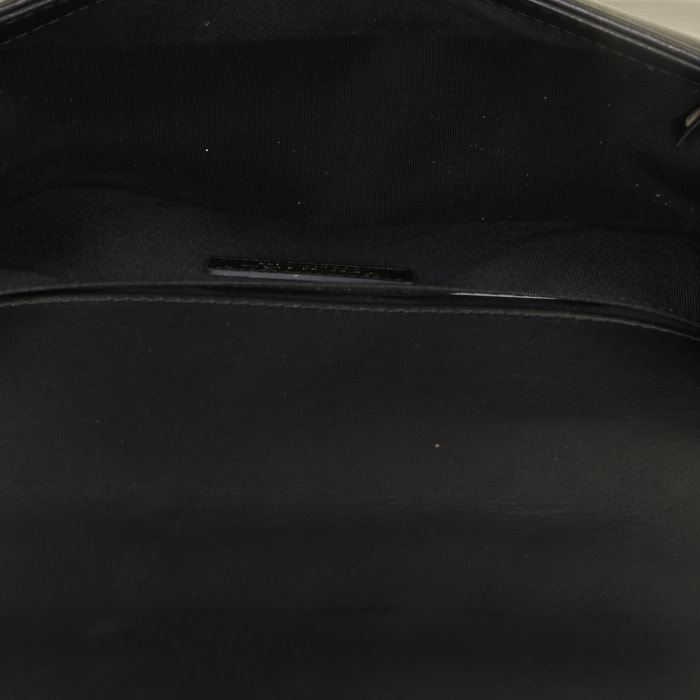 Chanel Boy shoulder bag in navy blue quilted leather - Detail D3