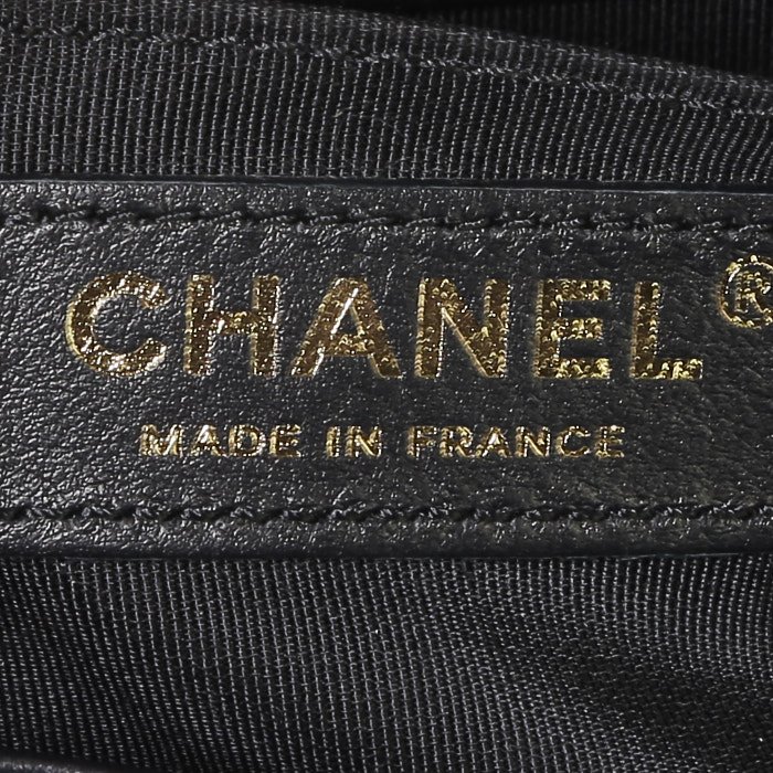 Chanel Boy shoulder bag in navy blue quilted leather - Detail D4