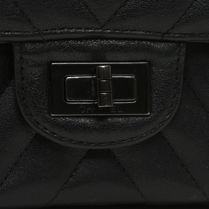 Bolso bandolera Chanel Chanel 2.55 en cuero acolchado con motivos de espigas negro - Detail D1