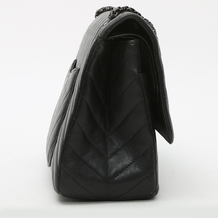 Bolso bandolera Chanel Chanel 2.55 en cuero acolchado con motivos de espigas negro - Detail D5