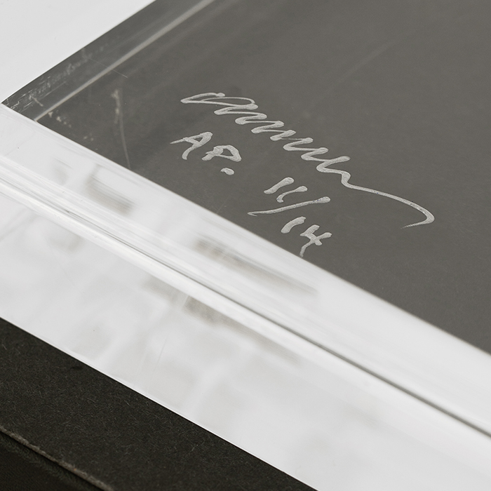 Arman, "Hommage à Yves Klein", triptyque de sculptures, bois, pigments et boîte en plexiglas, signées et numérotées, de 1993 - Detail D4