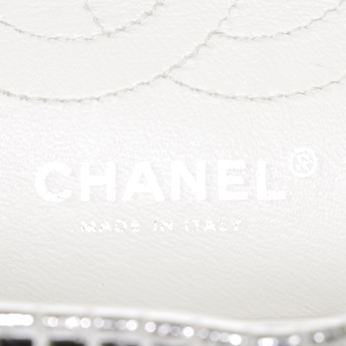Chanel  Chanel 2.55 shoulder bag  in silver quilted leather - Detail D4