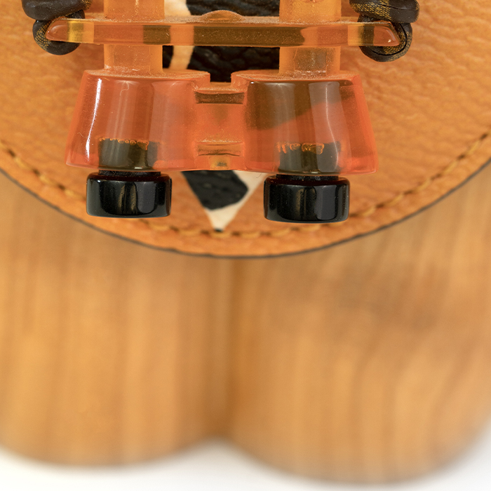 Louis Vuitton, "Vivienne Giant Jungle", mascotte sculpture, en bois, toile Monogram Jungle, cuir, métal doré et plastique, signée, de 2019 - Detail D2