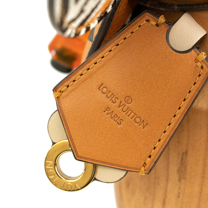 Louis Vuitton, "Vivienne Giant Jungle", mascotte sculpture, en bois, toile Monogram Jungle, cuir, métal doré et plastique, signée, de 2019 - Detail D3