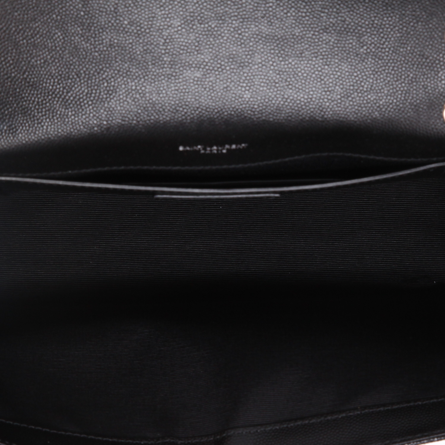 Bolso bandolera Saint Laurent  Enveloppe modelo mediano  en cuero granulado acolchado negro - Detail D8
