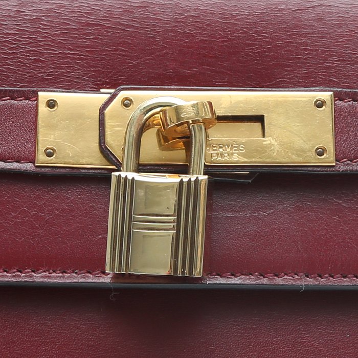 Hermès  Kelly 32 cm handbag  in burgundy box leather - Detail D1
