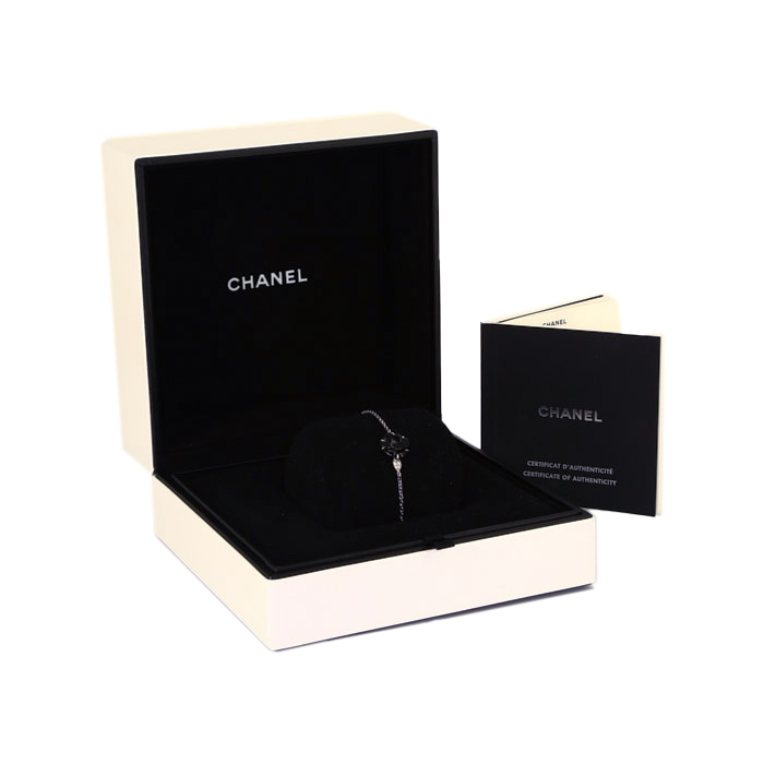Brazalete Chanel Camelia de oro blanco, ónix y diamantes