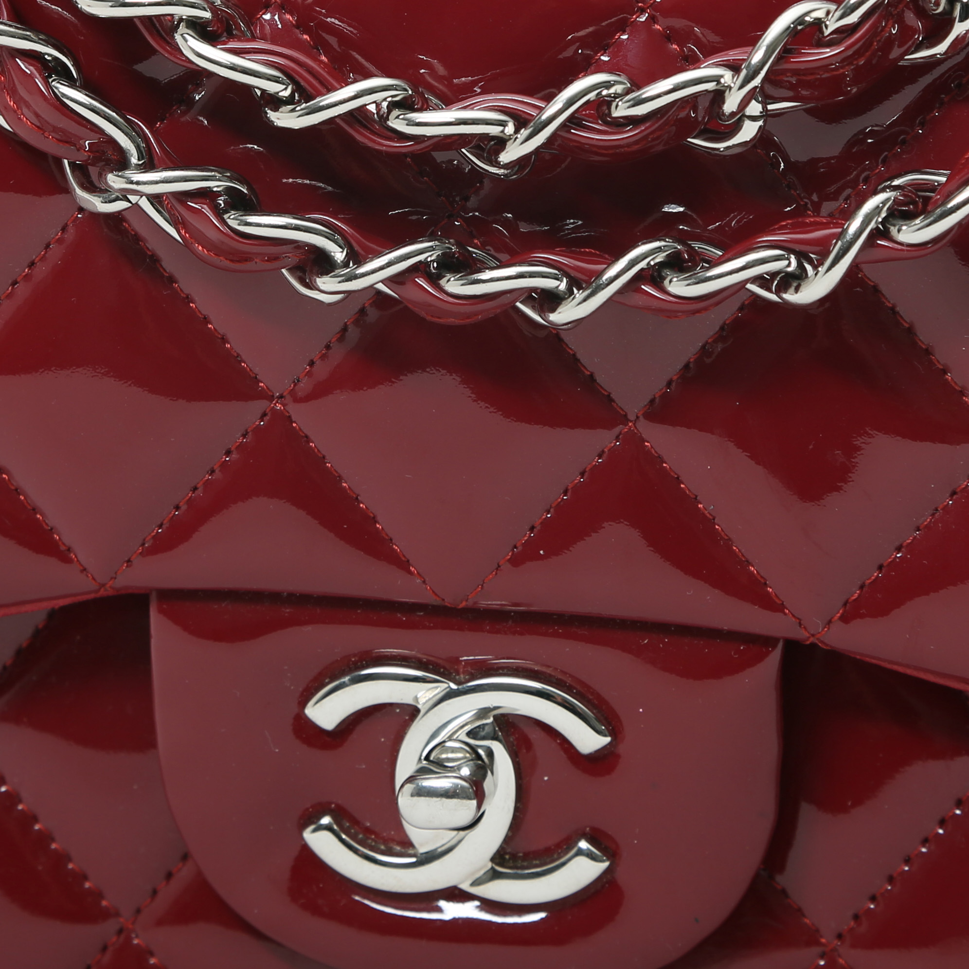 Sac bandoulière Chanel  Timeless Jumbo en cuir verni matelassé rouge - Detail D1