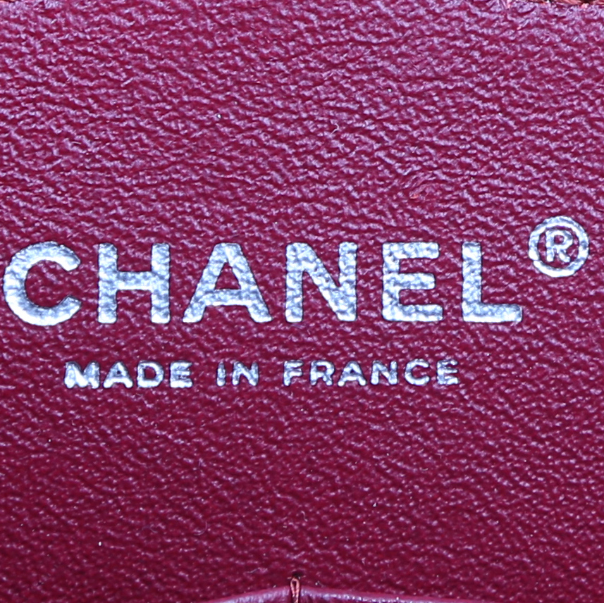 Bolso bandolera Chanel  Timeless Jumbo en charol acolchado rojo - Detail D4