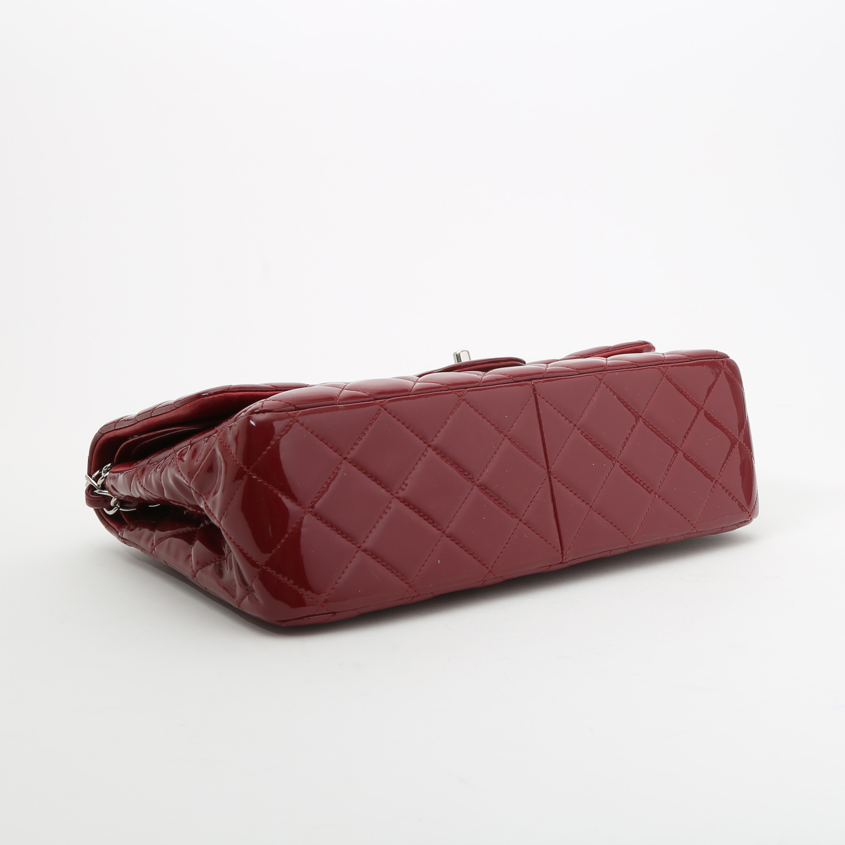 Chanel  Timeless Jumbo shoulder bag  in red patent quilted leather - Detail D5