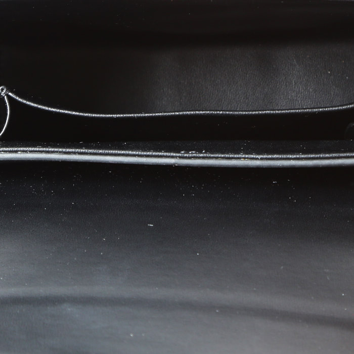 Sac bandoulière Dior Box 30 Montaigne en cuir noir - Detail D3
