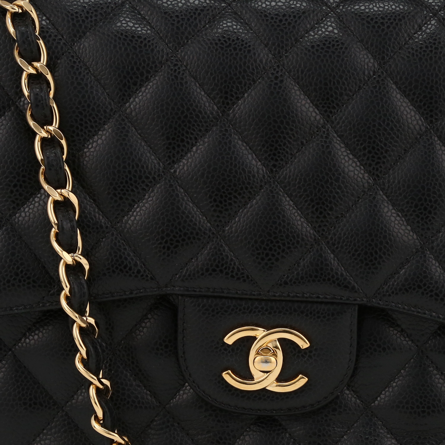 Chanel  Timeless Jumbo shoulder bag  in black quilted grained leather - Detail D1