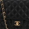 Bolso bandolera Chanel  Timeless Jumbo en cuero granulado acolchado negro - Detail D1 thumbnail