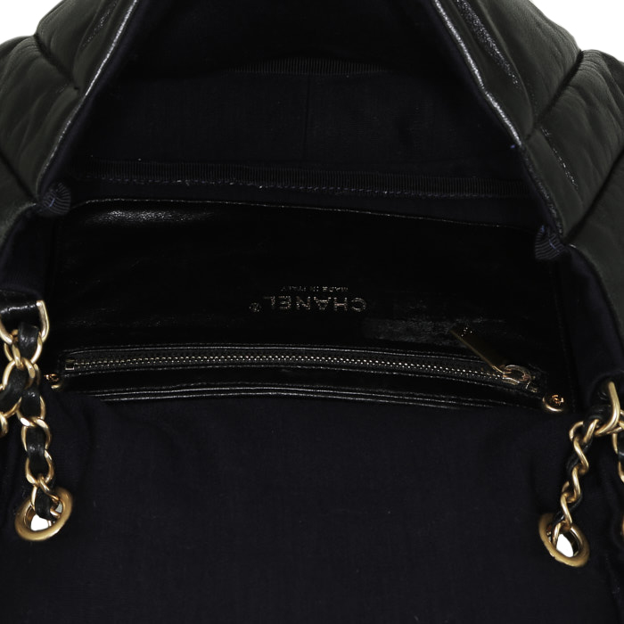 Chanel  Vintage Diana shoulder bag  in black leather - Detail D3