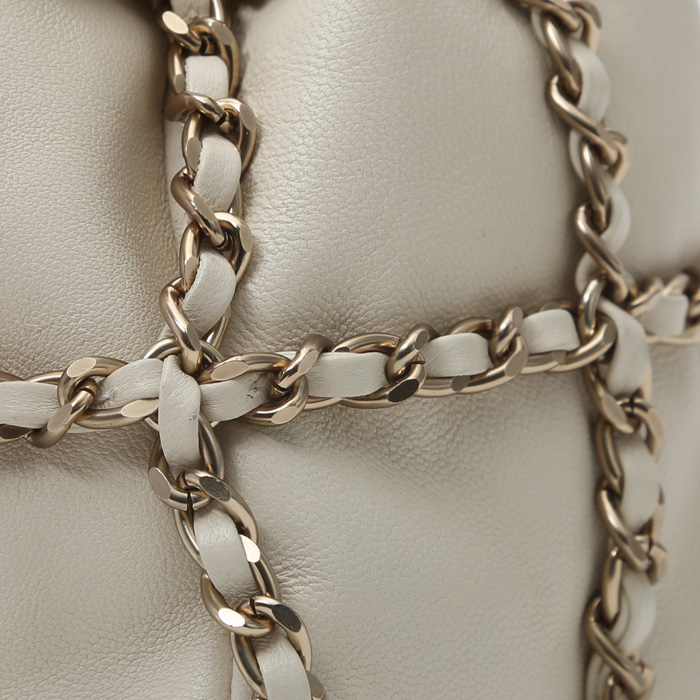 Bolso bandolera Chanel en cuero beige - Detail D1