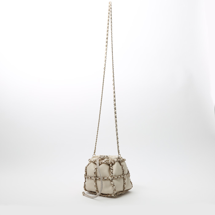 Bolso bandolera Chanel en cuero beige - Detail D2