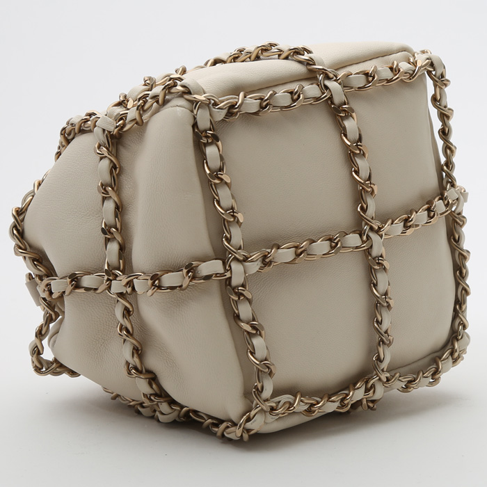 Bolso bandolera Chanel en cuero beige - Detail D4