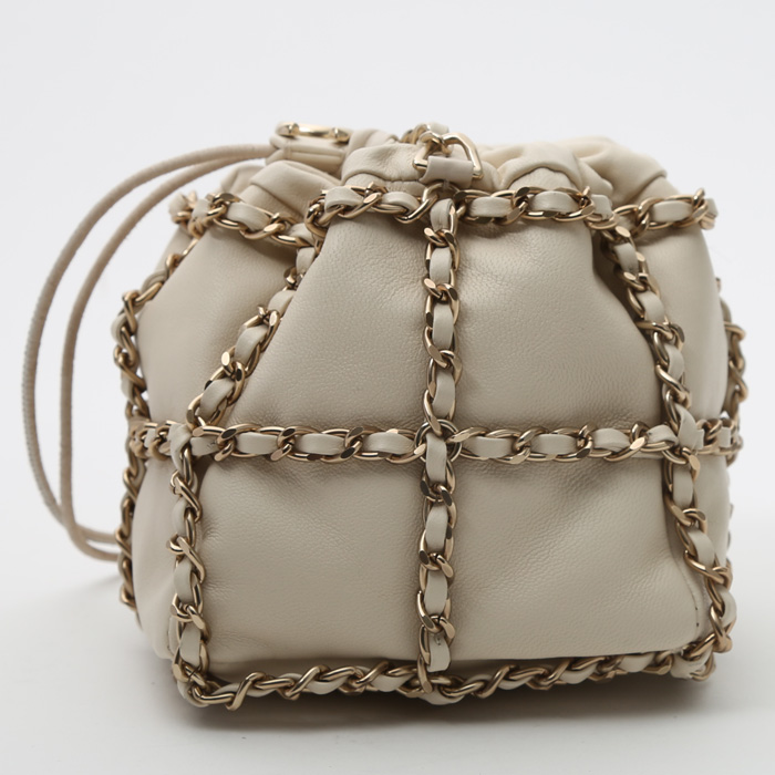 Bolso bandolera Chanel en cuero beige - Detail D6