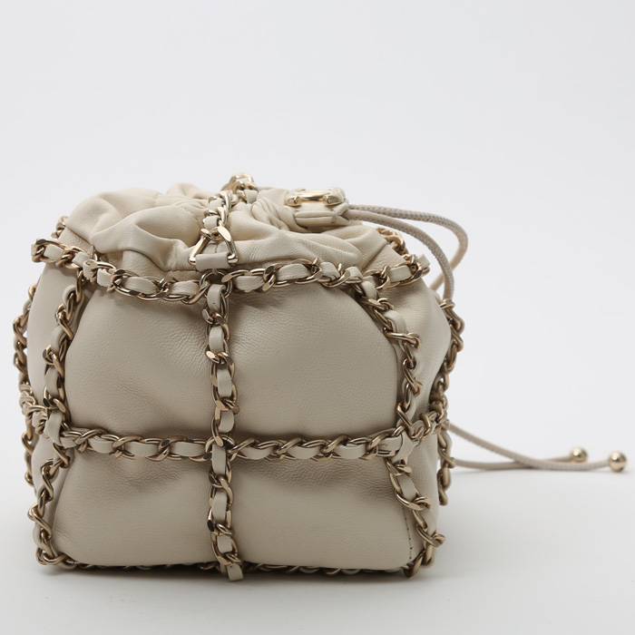 Bolso bandolera Chanel en cuero beige - Detail D7