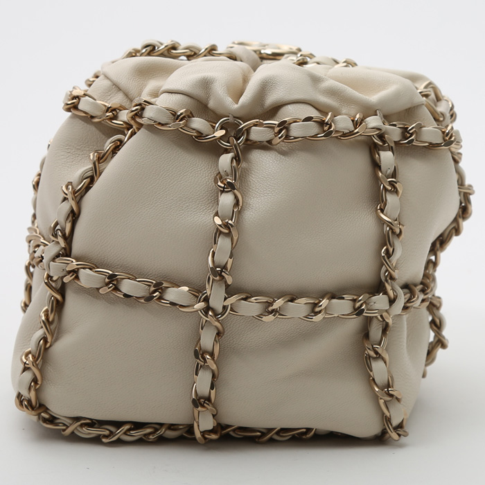 Bolso bandolera Chanel en cuero beige - Detail D8