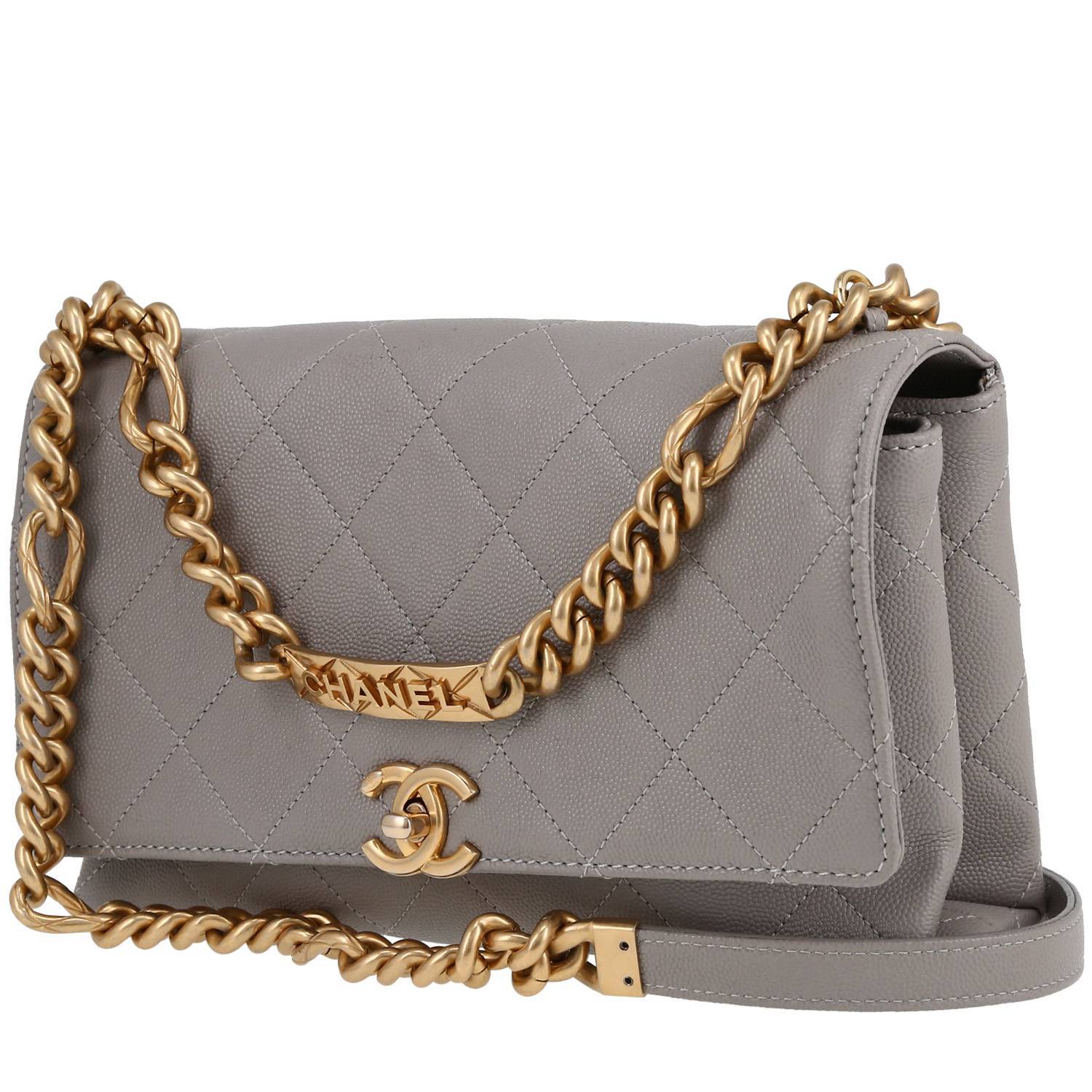 Chanel handbag in grey quilted grained leather