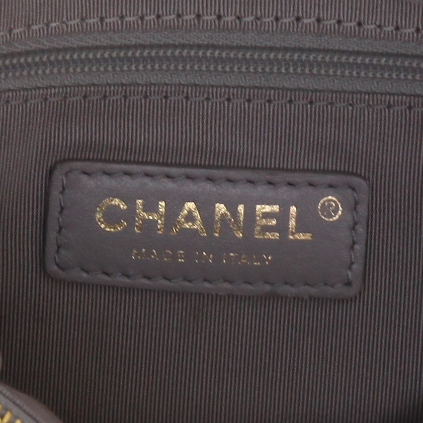 Chanel   handbag  in grey quilted grained leather - Detail D2