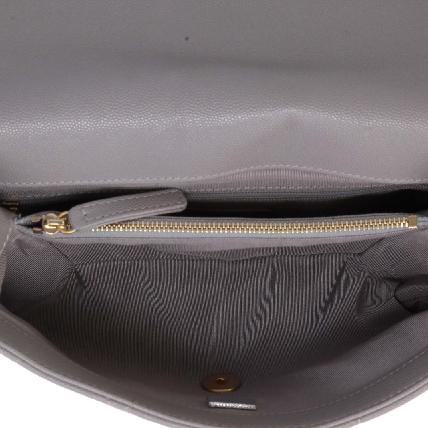 Bolso de mano Chanel   en cuero granulado acolchado gris - Detail D3