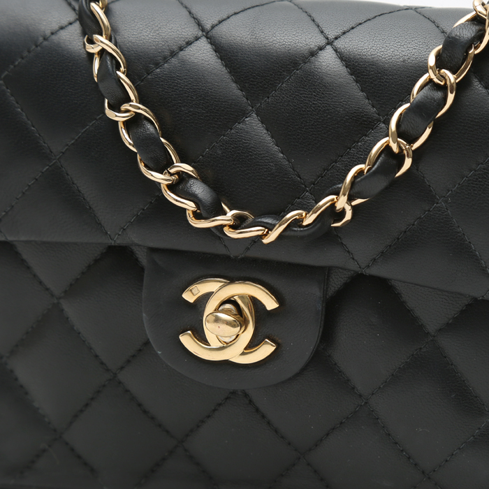 Bolso de mano Chanel  Mini Carré en cuero acolchado negro - Detail D1