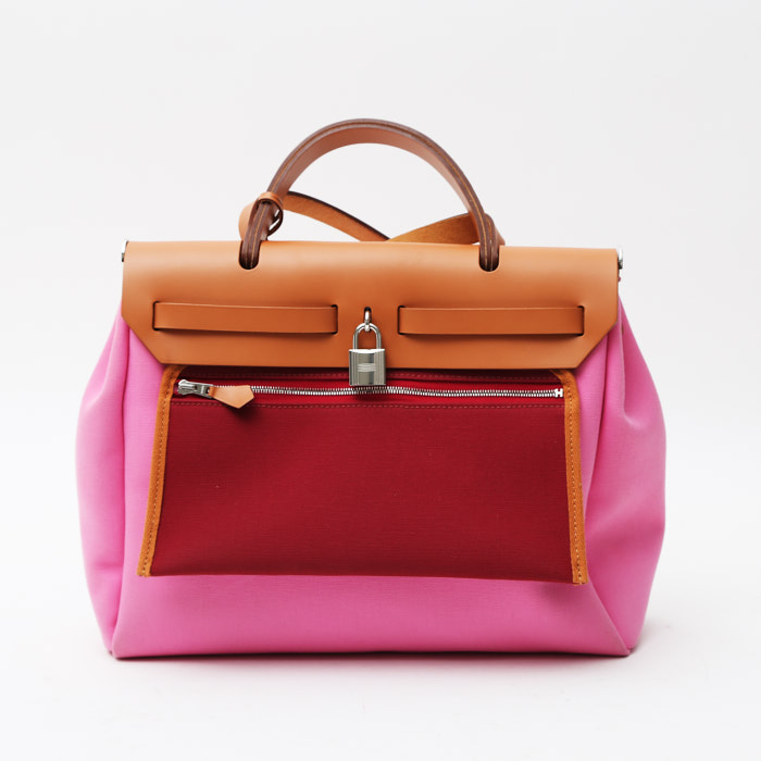 Hermès  Herbag shoulder bag  in pink canvas  and brown leather - Detail D9