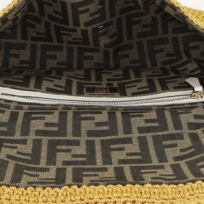 Bolso de mano Fendi  Baguette en lona ocre - Detail D3