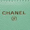 Chanel   shoulder bag  in green quilted grained leather - Detail D4 thumbnail