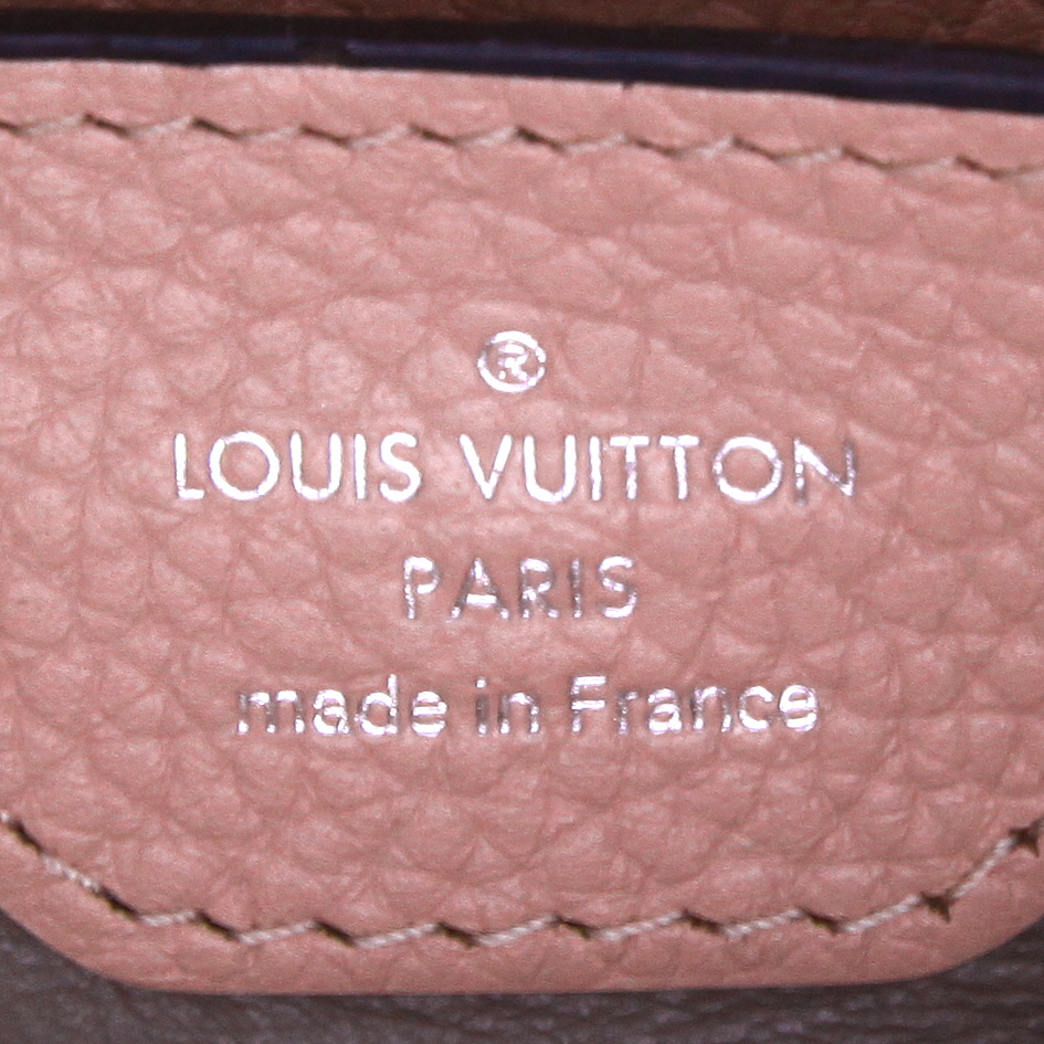 Sac à main Louis Vuitton  Capucines BB en cuir grainé rose - Detail D2