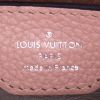 Bolso de mano Louis Vuitton  Capucines BB en cuero granulado rosa - Detail D2 thumbnail