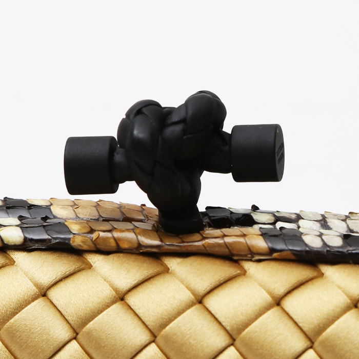 Pochette Bottega Veneta  Knot en satin doré et python beige - Detail D1
