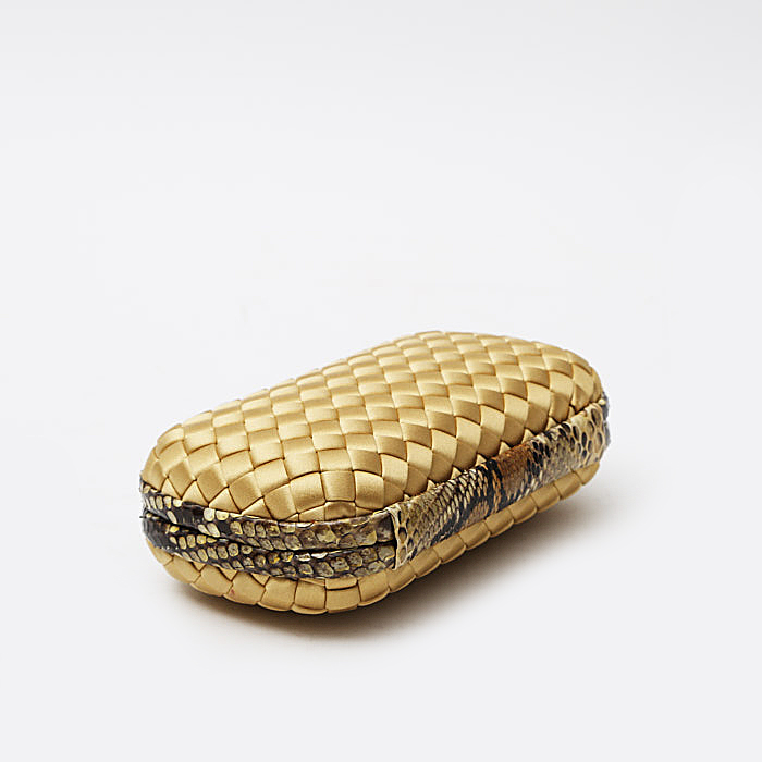 Pochette Bottega Veneta  Knot in raso dorato e pitone beige - Detail D5