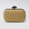 Pochette Bottega Veneta  Knot en satin doré et python beige - Detail D8 thumbnail