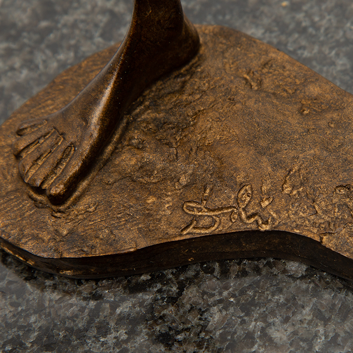 Salvador Dalí, "Hommage à Newton", sculpture en bronze patiné et socle marbre noir, signée et numérotée, de 1980 - Detail D2