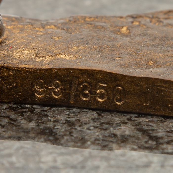Salvador Dalí, "Hommage à Newton", sculpture en bronze patiné et socle marbre noir, signée et numérotée, de 1980 - Detail D3
