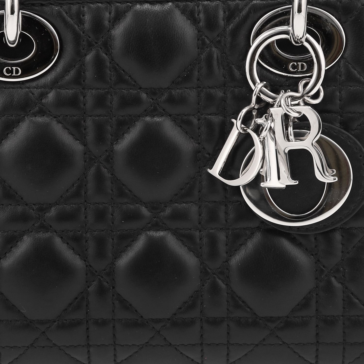 Bolso bandolera Dior  Mini Lady Dior en cuero cannage negro - Detail D1