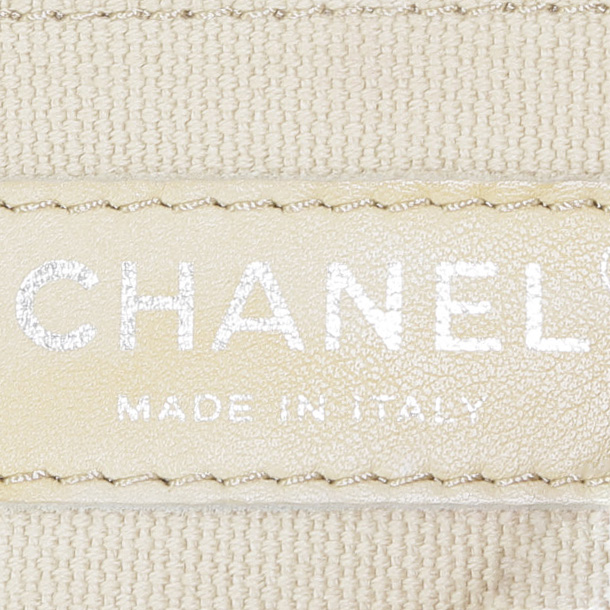 Chanel  Timeless Classic handbag  in beige canvas - Detail D4